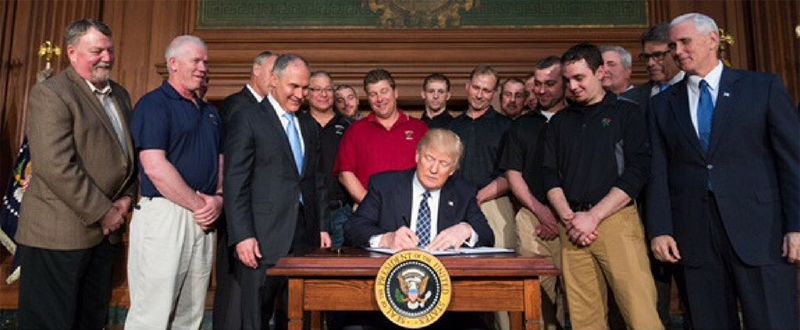 Trump firma el nuevo decreto que deroga las regulaciones existentes para luchar contra el cambio climático. 
