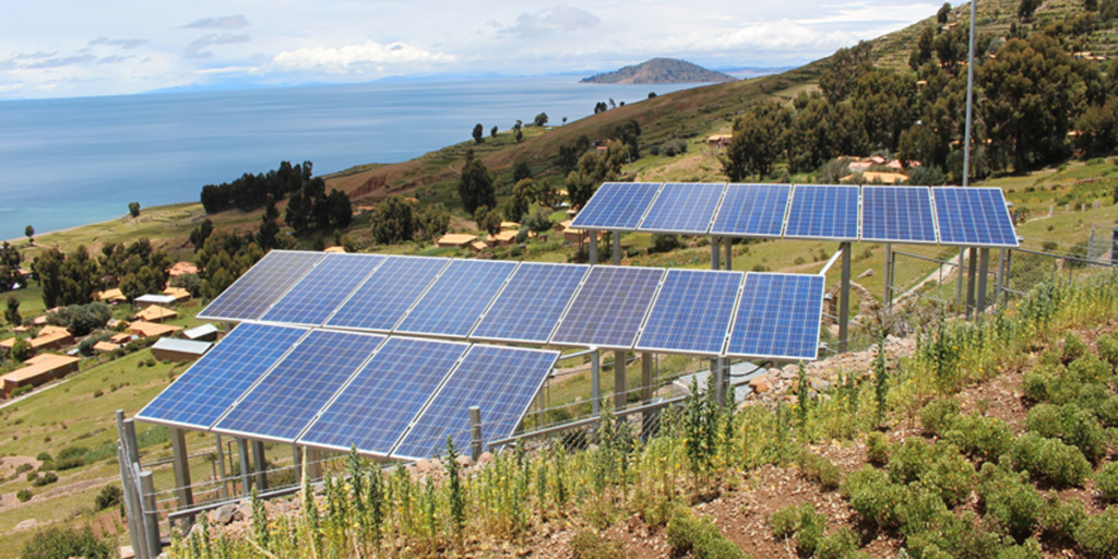 Paneles fotovoltaicos en una instalación agrícola.