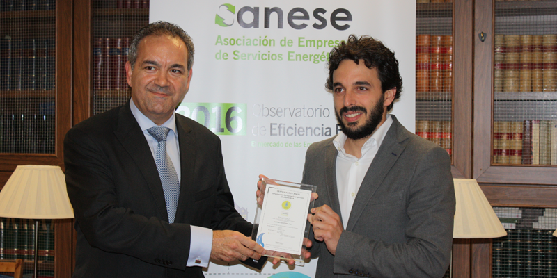 Manuel Acosta, presidente electo de Anese, entrega a David Huete, de Gamma Solutions, la certificación ESE Plus.
