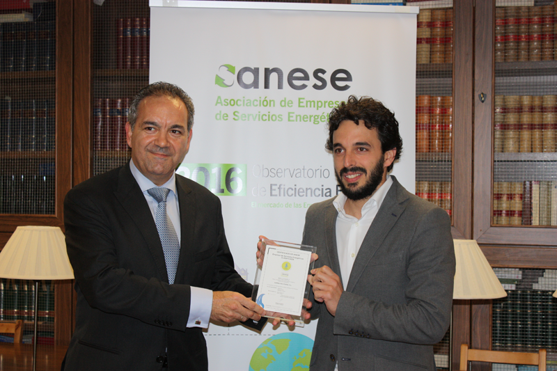 Manuel Acosta, presidente electo de Anese, entrega a David Huete, de Gamma Solutions, la certificación ESE Plus. 