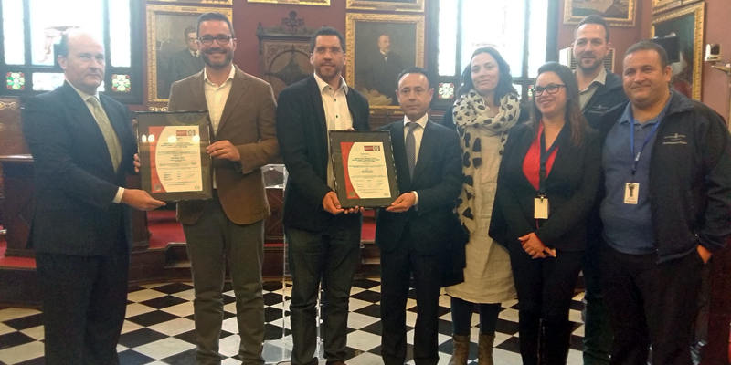 Representantes de Bureau Veritas entregan el la certificación ISO 50001 a los responsables de Alumbrado Público del Ayuntamiento de La Palma.