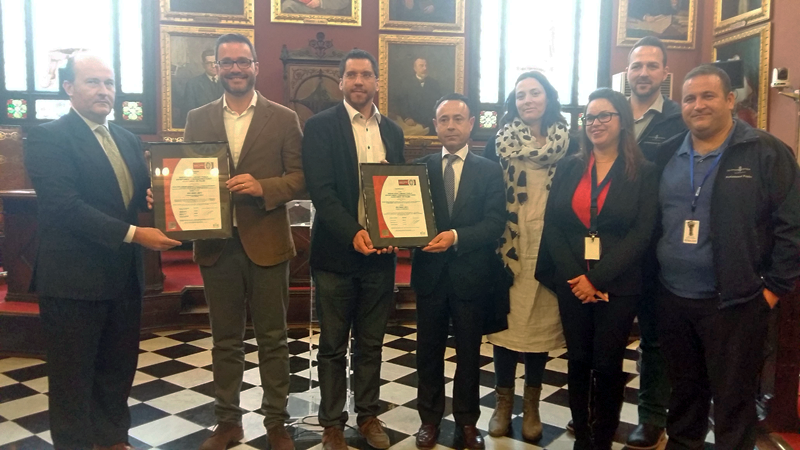 Representantes de Bureau Veritas entregan el la certificación ISO 50001 a los responsables de Alumbrado Público del Ayuntamiento de La Palma.