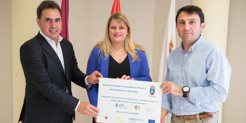 Representantes del Ayuntamiento de Mazarrón reciben los resultados de la auditoría energética del proyecto ELENA-Fuensanta, de manos del jefe del Departamento de Innovación del Instituto de Fomento (INFO), Rafael Martínez.