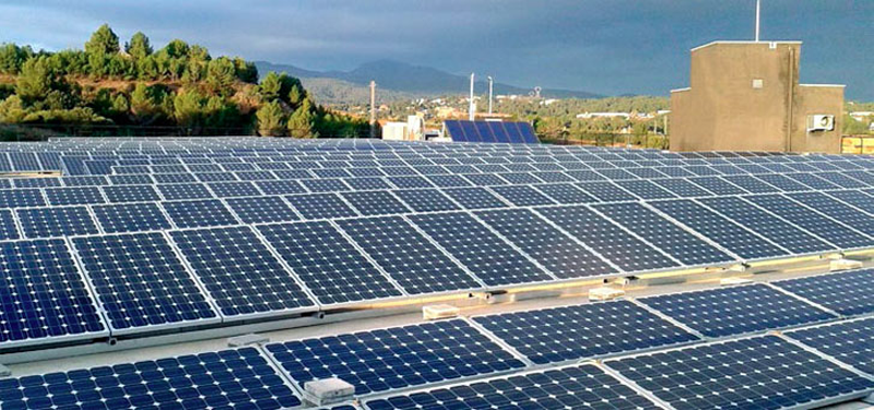 Instalación solar fotovoltaica para autoconsumo sobre la cubierta de un edificio. 