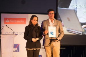 La directora de Empresas de Endesa, Carmen Hinchado, entrega el Premio Eficiencia Energética y Sostenibilidad al vicepresidente de Viñaoliva, Francisco Javier García Burguillos.