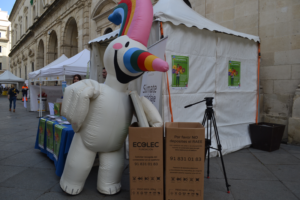 Curro, la mascota de Expo 92, echa residuos de RAEE en los contenedores de Ecolec dentro de la campaña #GreenWeek.
