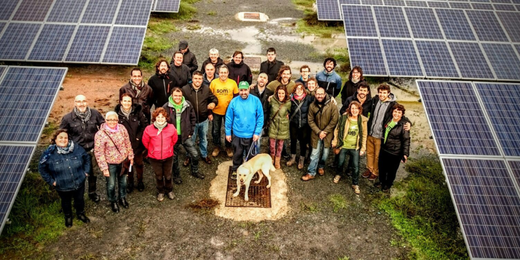 Socios de Som Energía posando en la Planta Solar de Alcolea del Río.