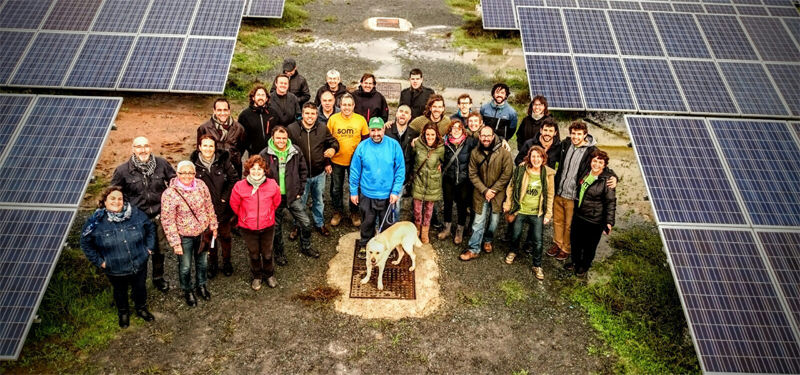Socios de Som Energía posando en la Planta Solar de Alcolea del Río. 