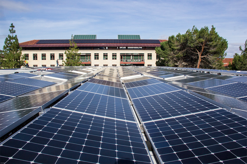 Instalación fotovoltaica en la Universidad de Stanford. 