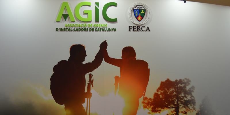 Logos de AGIC y FERCA sobre la imagen de dos senderistas que se cruzan en el camino, imagen que representa el acuerdo de unión para formar la nueva federación.