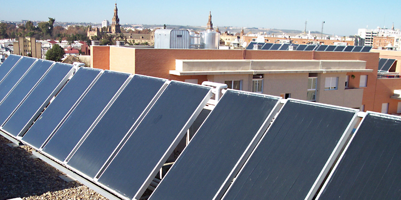 Instalación de autoconsumo fotovoltaico en un edificio de Andalucía.