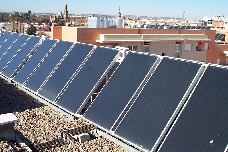 Paneles solares fotovoltaicos para autoconsumo eléctrico sobre la cubierta de un edificio en Andalucía. 