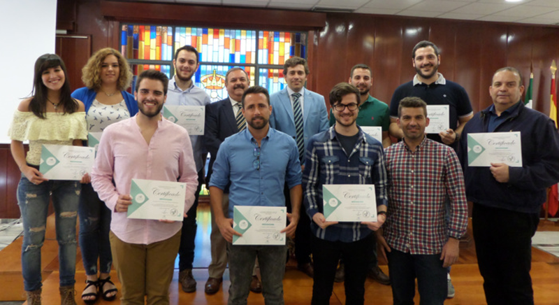 Apadge entrega los diplomas a los primeros alumnos que han superado el curso de iniciación de gestores energéticos de Huelva. 