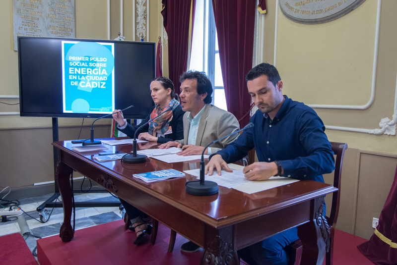 Rueda de prensa en el ayuntamiento de Cádiz para presentar el "Primer pulso social sobre energía en la ciudad de Cádiz". 