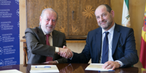 Momento en el que los representantes de Claner y Famp estrechan las manos tras el acuerdo firmado.