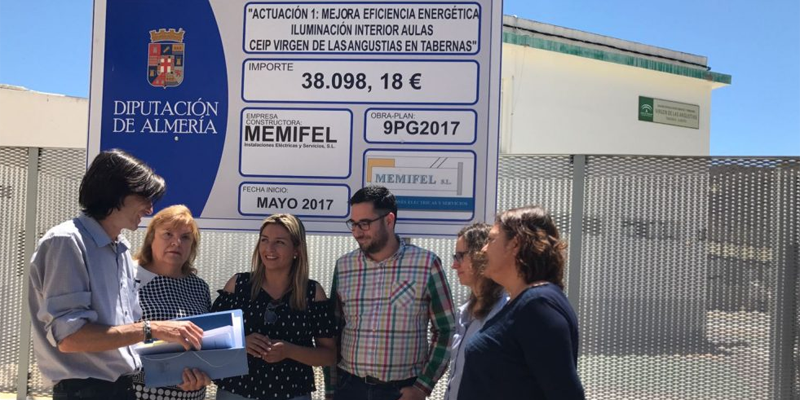 Representantes de la Diputación de Almería, del Ayuntamiento de Tabernas y del CEIP Virgen de las Angustias ante el cartel que informa sobre las obras de mejora de eficiencia energética que se están llevando a cabo en el centro escolar.