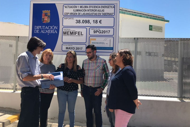 Representantes de la Diputación de Almería, del Ayuntamiento de Tabernas y del CEIP Virgen de las Angustias ante el cartel que informa sobre las obras de mejora de eficiencia energética que se están llevando a cabo en el centro escolar. 