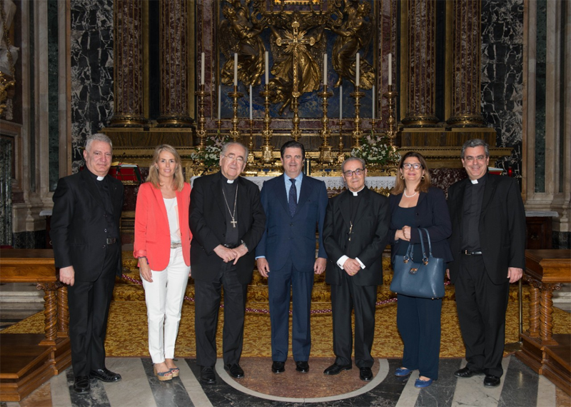Representantes de Fundación Endesa y el Vaticano durante la reunión mantenida en Santa María la Mayor como paso previo al proyecto de ahorro energético. 