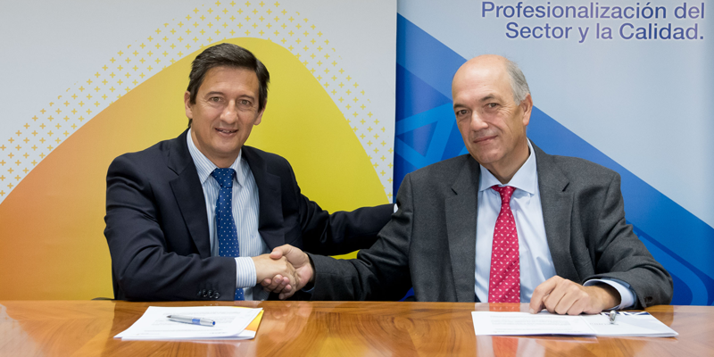 Representantes de Gas Natural Servicios y ANERR estrechan manos tras la firma del acuerdo entre ambas entidades.