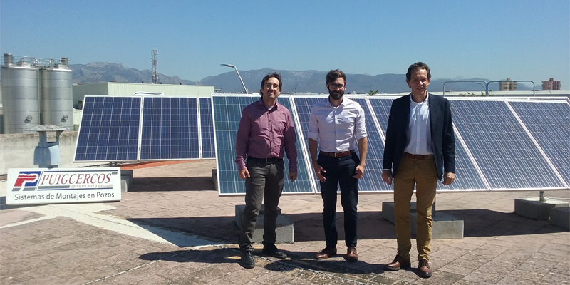 El conseller de Territorio, Energia i Movilidad, Marc Pons, posa junto a representantes de la empresa Elèctrica Puigcercó ante una instalación fotovoltaica para autoconsumo.