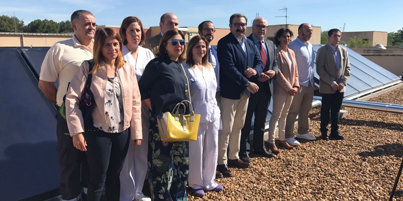 Comitiva de la Junta de Castilla-La Mancha que visitó el Hospital de Manzanares para ver las instalaciones para mejora la efiiencia energética.