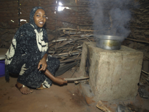 Mujer de Kenia ante un horno en el interior de su casa. Programa Carbon Zero de Toshiba en países en desarrollo.