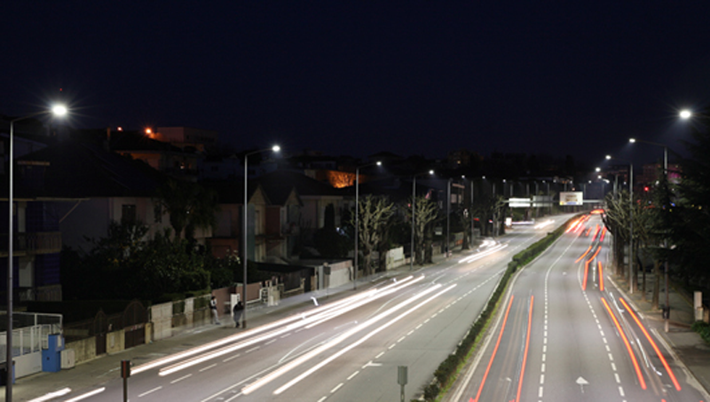 Calle con luminarias de Schréder.