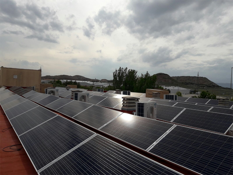 Instalación de autoconsumo fotovoltaico sobre la cubierta del centro socio-sanitario La Morenica, en Villena. 