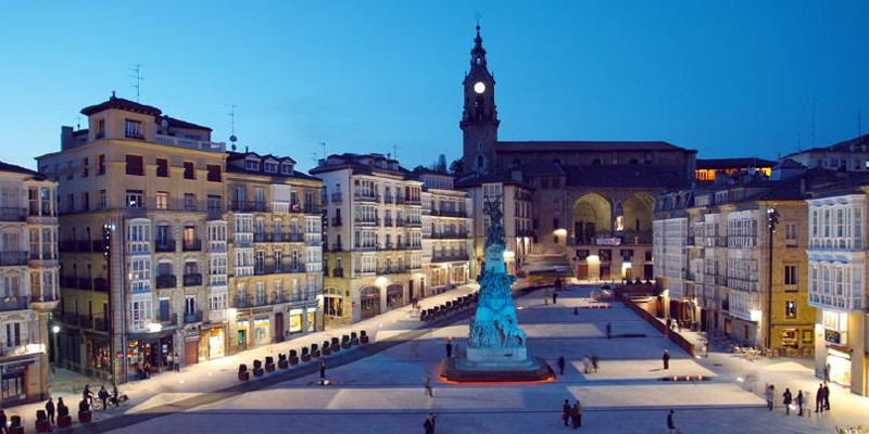 Plaza Virgen Blanca de Vitoria-Gasteiz de noche.