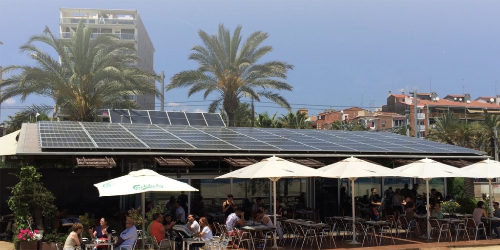 Instalación fotovoltaica sobre la cubierta de la terraza de un restaurante.