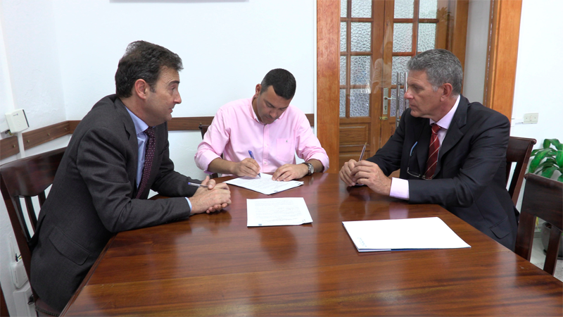 El alcalde Teguise firmando el acuerdo con representantes de Endesa