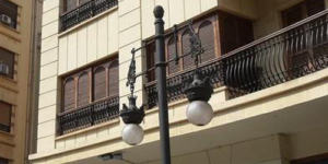 Farolas típicas del centro de la ciudad de Valencia que van a ser modernizadas con iluminación LED para ahorrar energía.