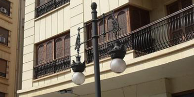 Farolas típicas del centro de la ciudad de Valencia que van a ser modernizadas con iluminación LED para ahorrar energía.