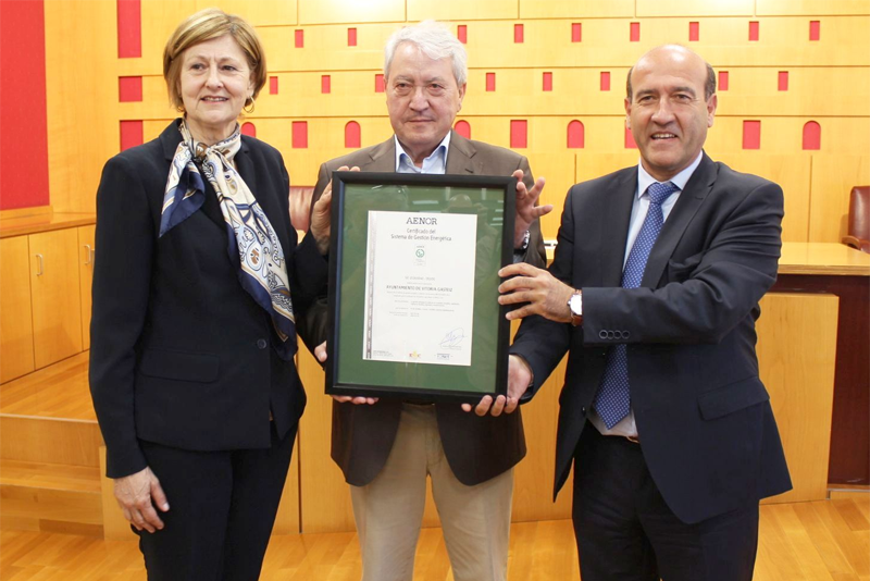 Acto de entrega de la Certificación ISO 50001 de Aenor al Ayuntamiento de Vitoria-Gasteiz por la gestión energética de sus edificios municipales. 