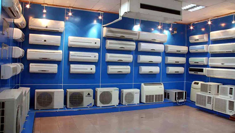 Exposición de equipos de aire acondicionado en una tienda. 