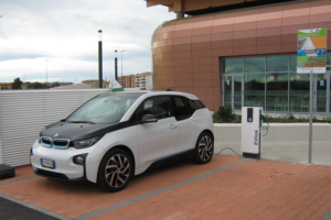 Estación de recarga de VE en el parking de un centro comercial.