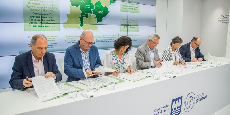 Firma del acuerdo de colaboración de la Diputación de Guipúzcoa con cinco comarcas para impulsar sus planes de energía,