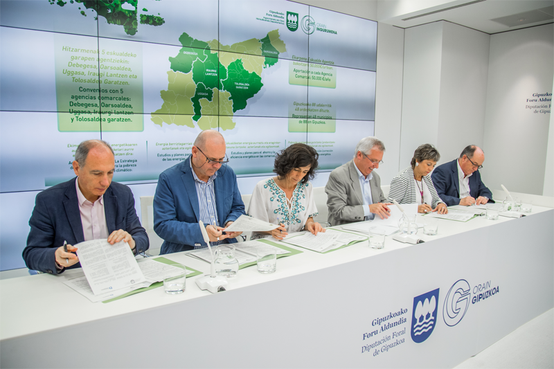 Firma del acuerdo de colaboración de la Diputación de Guipúzcoa con cinco comarcas para impulsar sus planes de energía, 