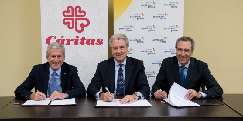 Representantes de Gas Natural Fenosa y Cáritas firmando el acuerdo sobre vulnerabilidad energética.
