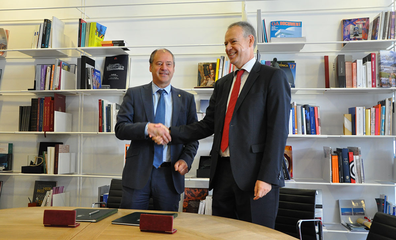 Representantes de Gas Natural Fenosa y Universidad de Vigo estrechan las manos tras firmar el acuerdo de colaboración para reforzar Cátedra Fenosa. 