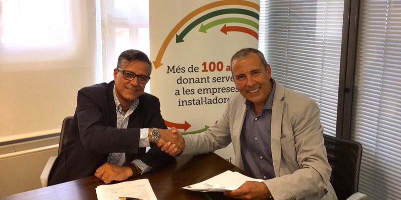 A la izquierda, Josep Figueras, director de Marketing de Grupo Electro Stocks, y, a la derecha, Jaume Alcaide, vicepresidente del Gremio de Instaladores de Barcelona, durante la firma del acuerdo.