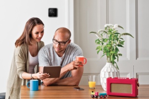 Familia en un hogar con termostato Lyric de Honeywell.