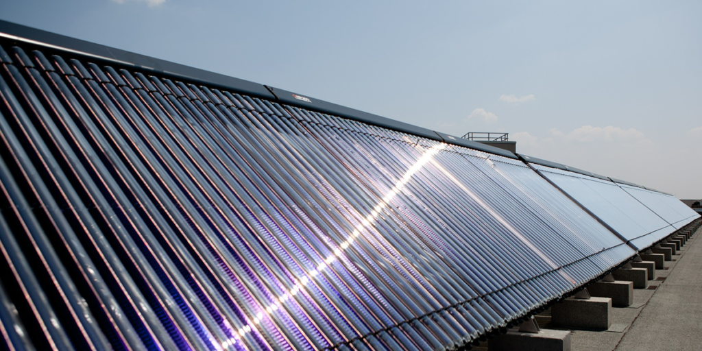 Instalación solar térmica sobre la cubierta de un edificio.