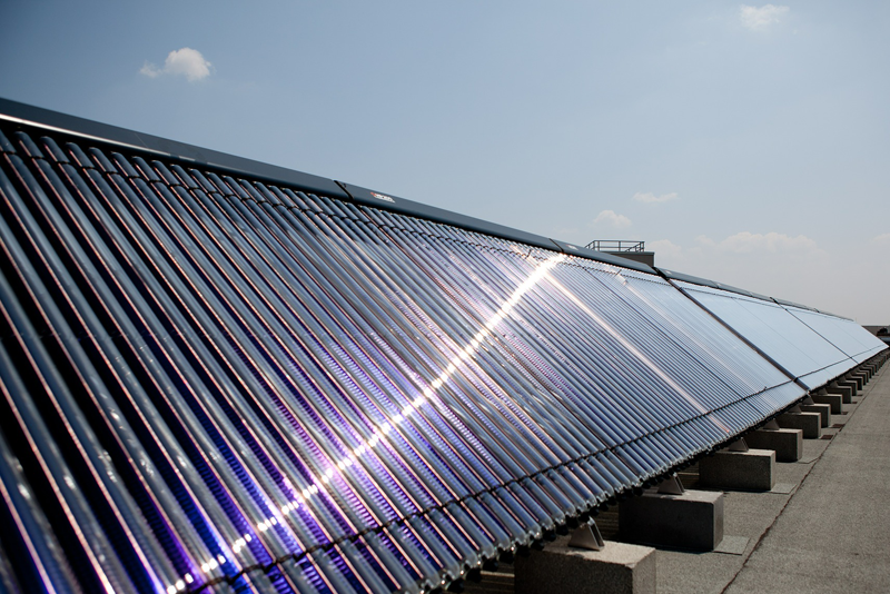 Instalación solar térmica sobre la cubierta de un edificio. 