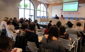 Asistentes a la jornada celebrada en el Salón de Plenos de Arrigorriaga sobre cómo abordar la gestión energética local desde las comarcas.