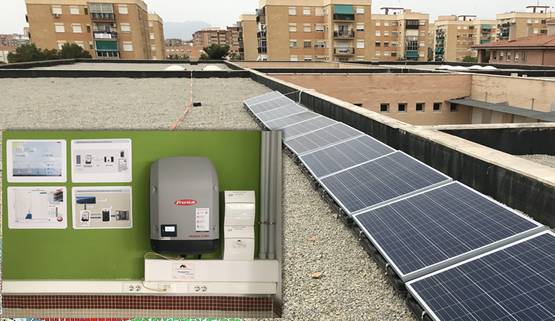 Paneles solares sobre la cubierta del IES Gran Vía de Aliicante y detalle del inversor para la instalación de autoconsumo. 