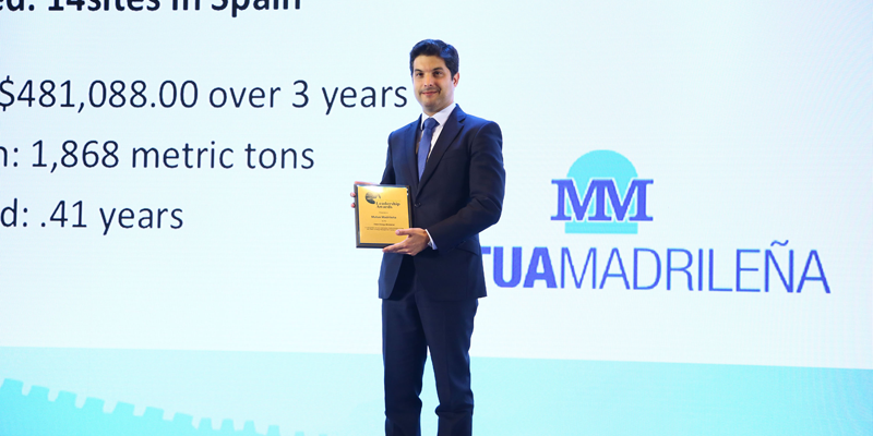 Mario Cabezos, gerente de Facility Management de Mutua Madrileña, recogiendo el premio a la Excelencia en la Gestión de la Energía de CEM.