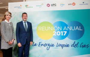 La secretaria general de Sedigas, Marta Margarit, posa junto a Antoni Peris, presidente de la asociación.