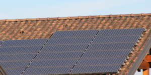 Instalación de autoconsumo sobre cubierta de un edificio. El gobierno apruebe 336 millones de euros en subvenciones para proyectos de entidades locales en economía baja en carbono.