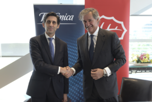 Representantes de Telefónica y Acciona durante la firma del acuerdo.